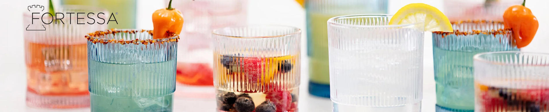 Fortessa Banner   farbige Gläser der Firma Fortessa mit Getränken gefüllt