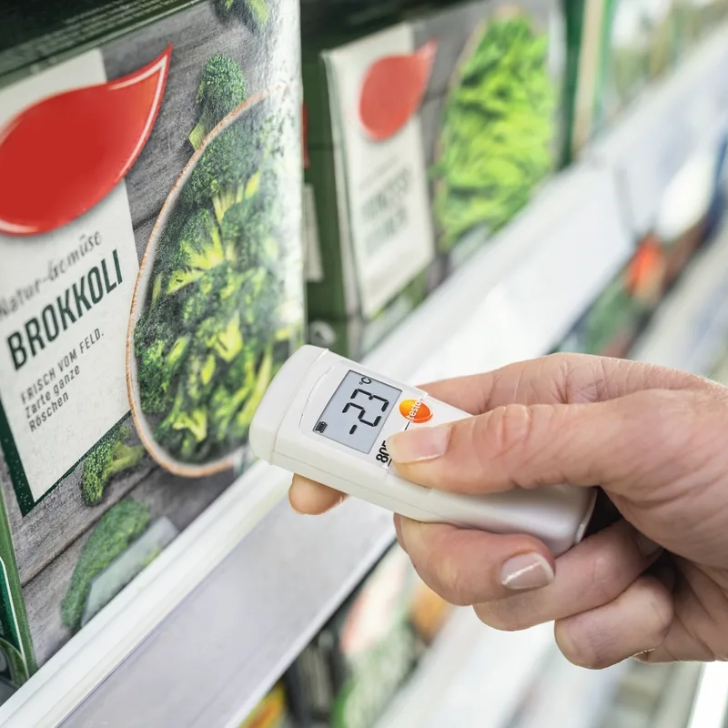 Testo 05638051 805 Infrarot-Thermometer 2   Testo 05638051 805 Infrarot-Thermometer beim Temperaturmessen im Tiefkuehlfach