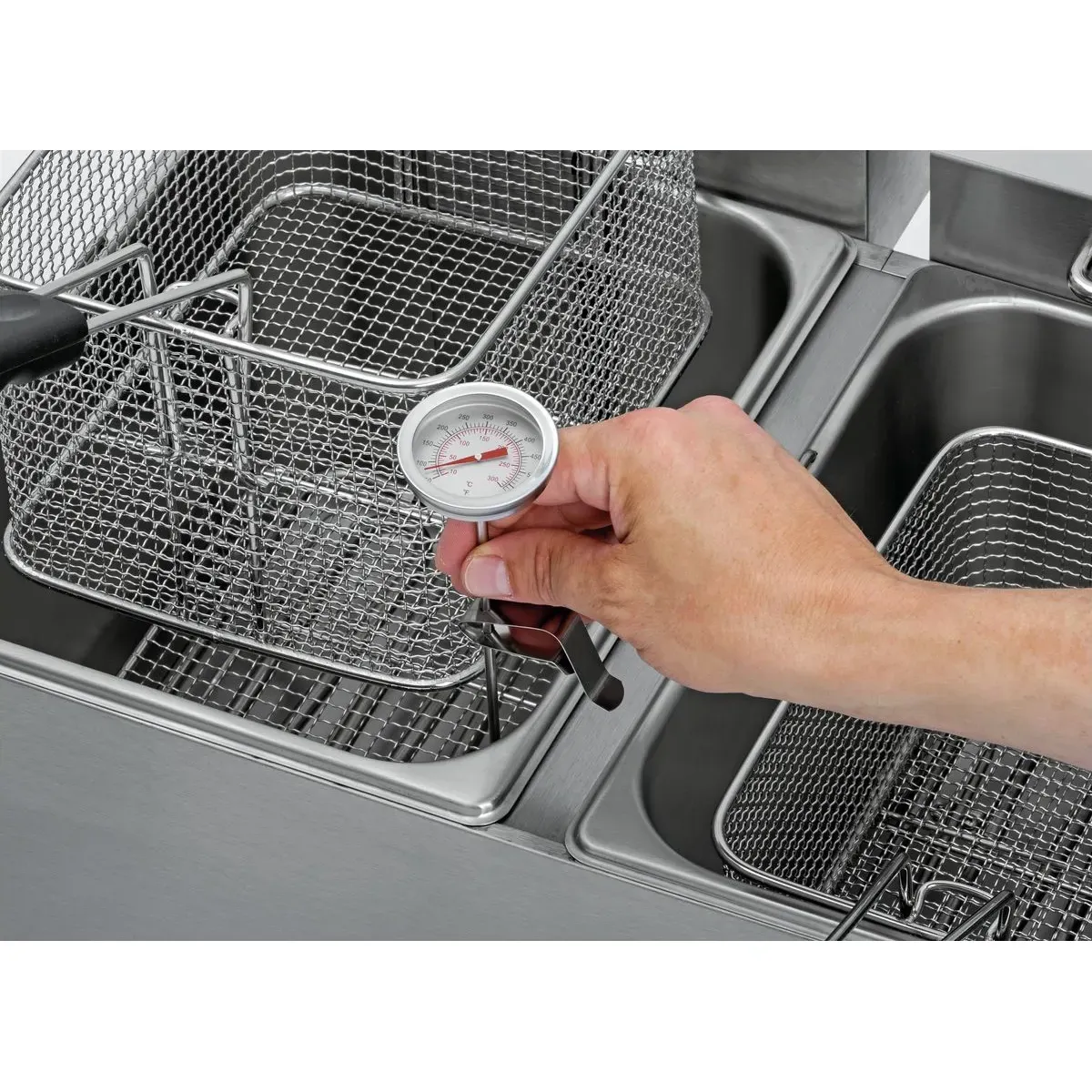 Bartscher 292046 Thermometer A3000 TP Ansicht in Benutzung , Fritteuse, Korbständer, Temperaturskala, Metallkorb, Messgerät