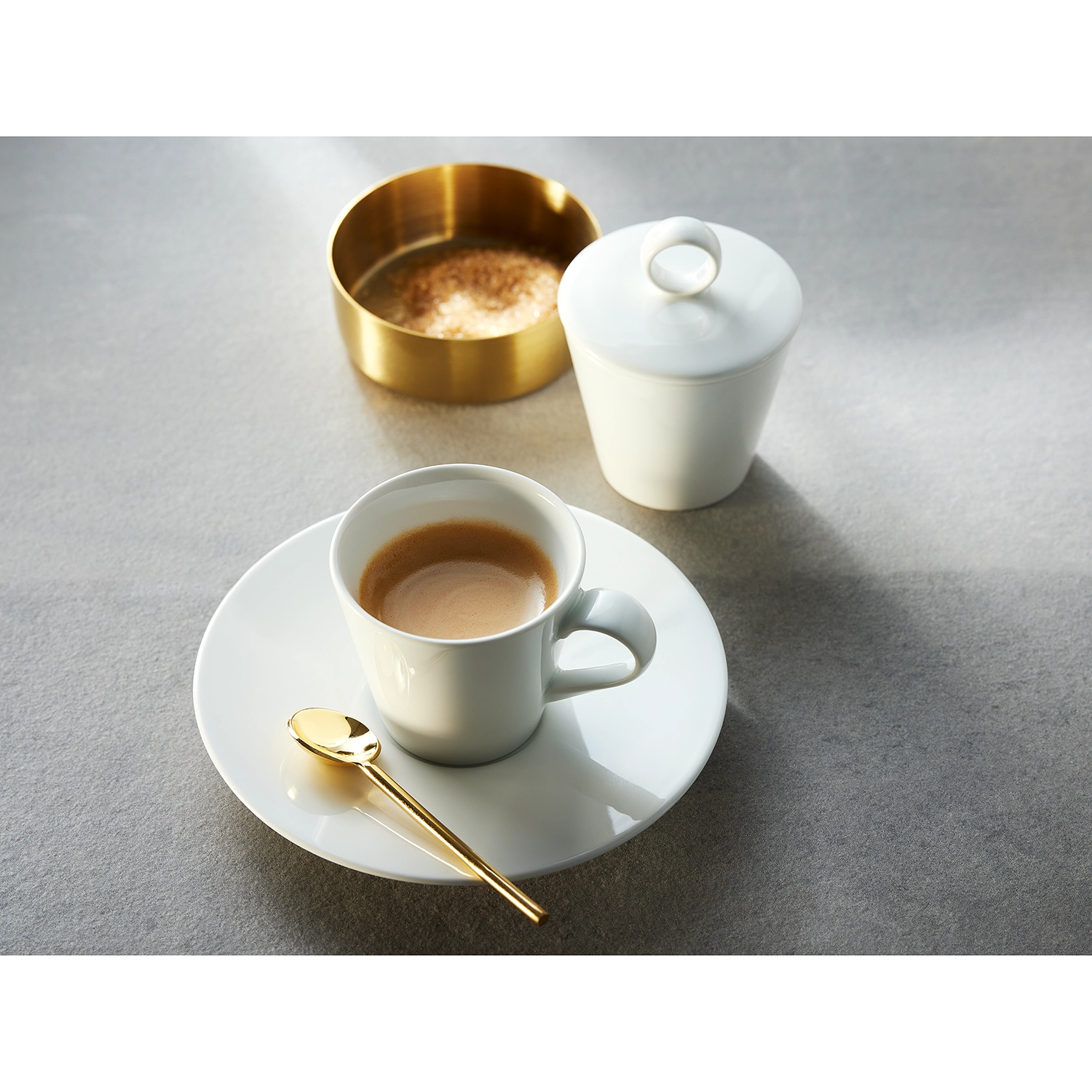 Esstisch  Tisch  Tischplatte  Präsentation Kaffee in der Kaffeetasse Esstisch  Tisch  Tischplatte  Präsentation Kaffee in der Kaffeetasse