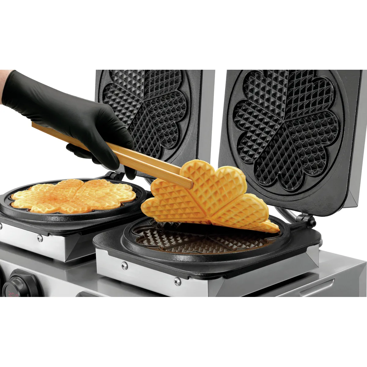 Bartscher 370198 Waffeleisen wo fertige Waffel gerade aus dem Gerät genommen wird