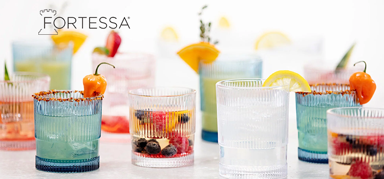 Fortessa Banner Mobil   farbige Gläser der Firma Fortessa mit Getränken gefüllt