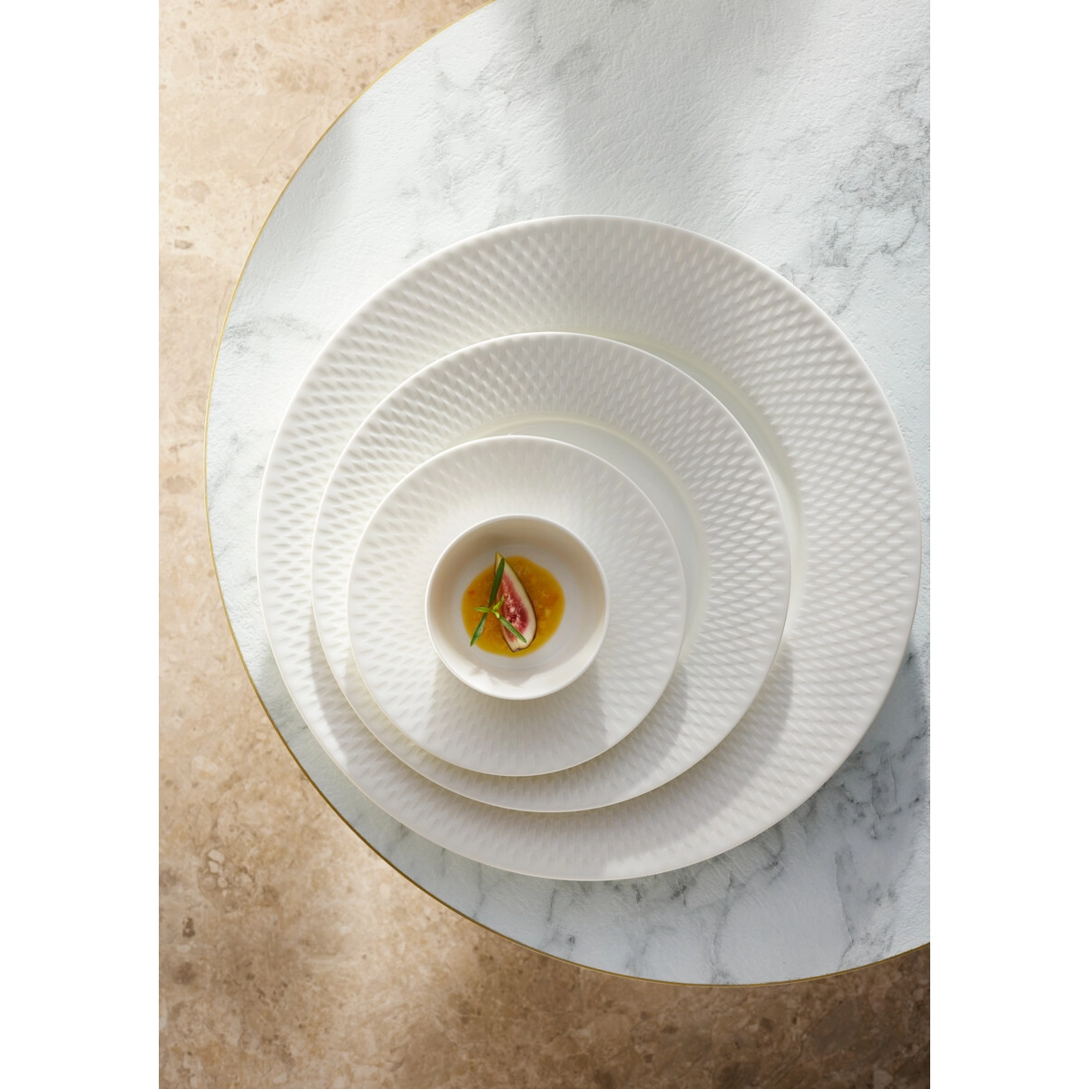 Praesentation von Geschirrteilen auf Tisch