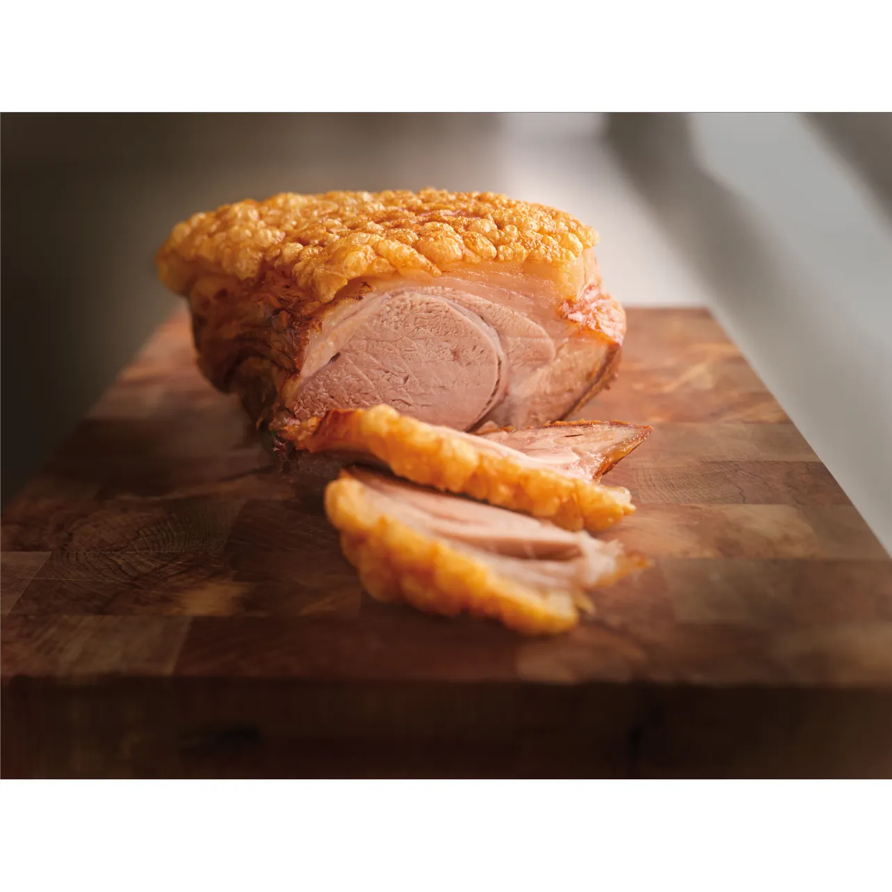 Krustenbraten auf Brett  , Schweinebraten, Knuspige Kruste, Braten, Fleisch, Schnitt