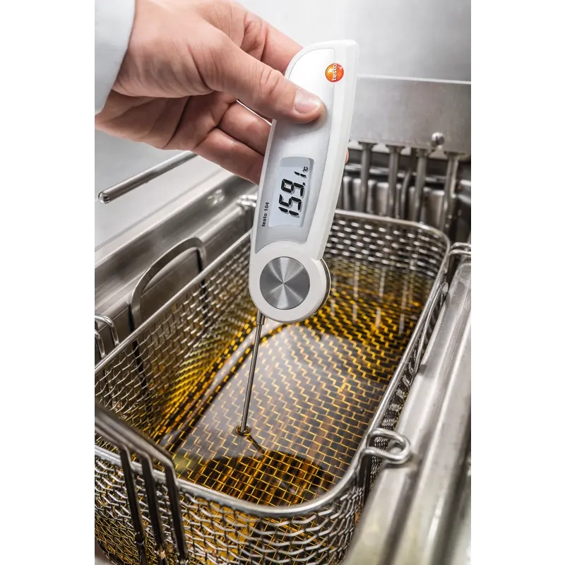 Testo 05630104 104 Einstechtermometer 10   Testo 05630104 104 Einstechtermometer Koch testet die Oeltemperatur in einer Fritteuse