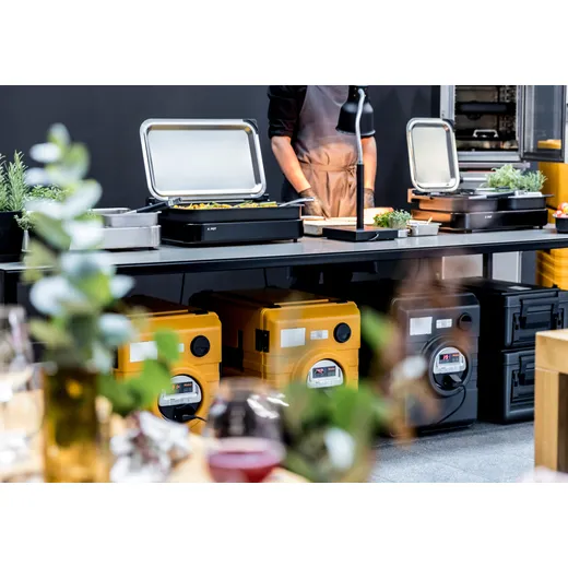 Rieber Thermoport schwarz und orange unter Arbeitstisch