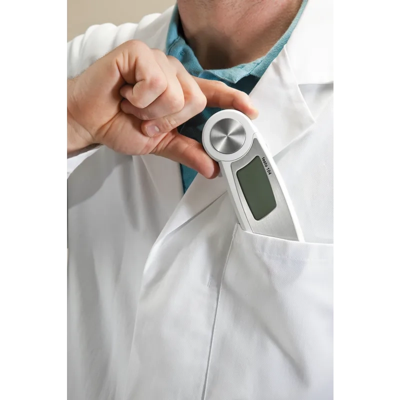Testo 05630104 104 Einstechtermometer 6 Testo 05630104 104 Einstechtermometer Koch steckt sich das Thermometer in die Tasche