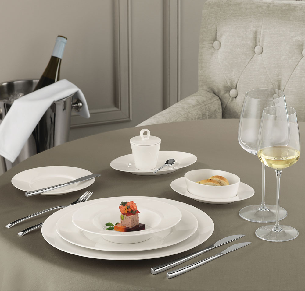 Esstisch  Tisch  Tischplatte  Präsentation des Essens  Gabel Esstisch  Tisch  Tischplatte  Präsentation des Essens  Gabel