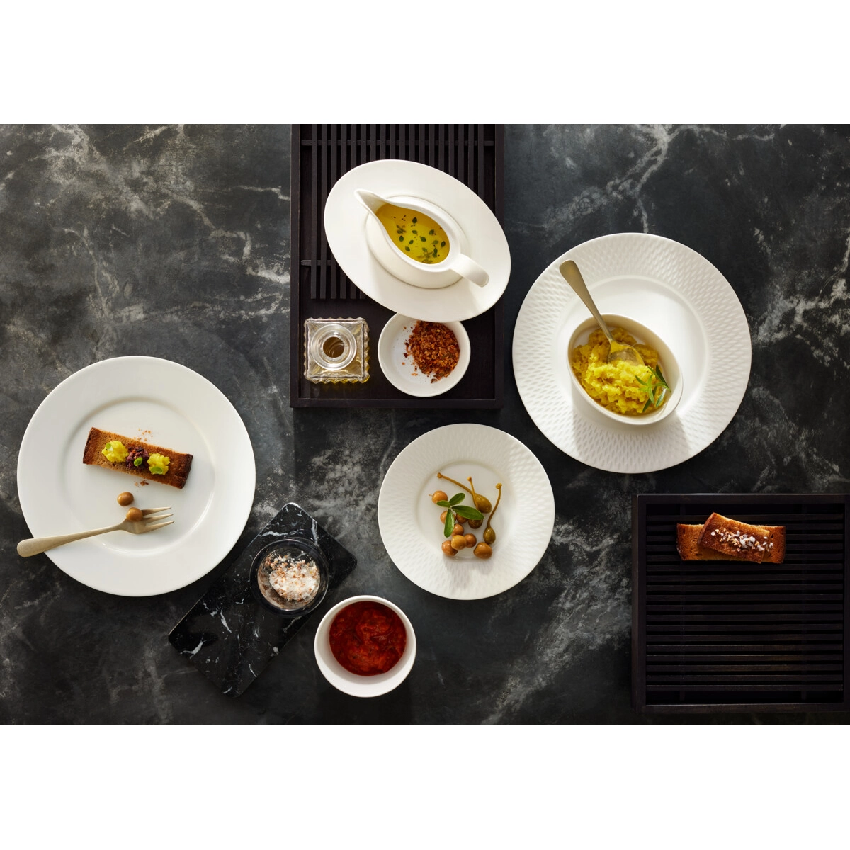 Praesentation von Geschirrteilen auf Tisch