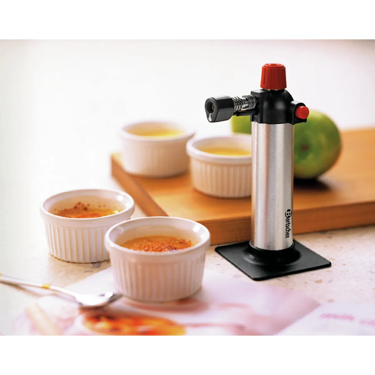 Bartscher A555302 Flambiergerät Ansicht stehend neben Crème brûlée