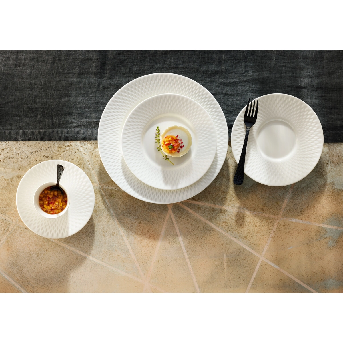 Praesentation von Geschirrteilen auf Tisch