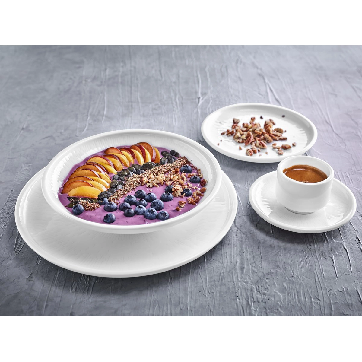Schoenwald Shiro Fruehstueck  ,  smoothie bowl, pflaume,  Heidelbeere,  Pfirsich, granola