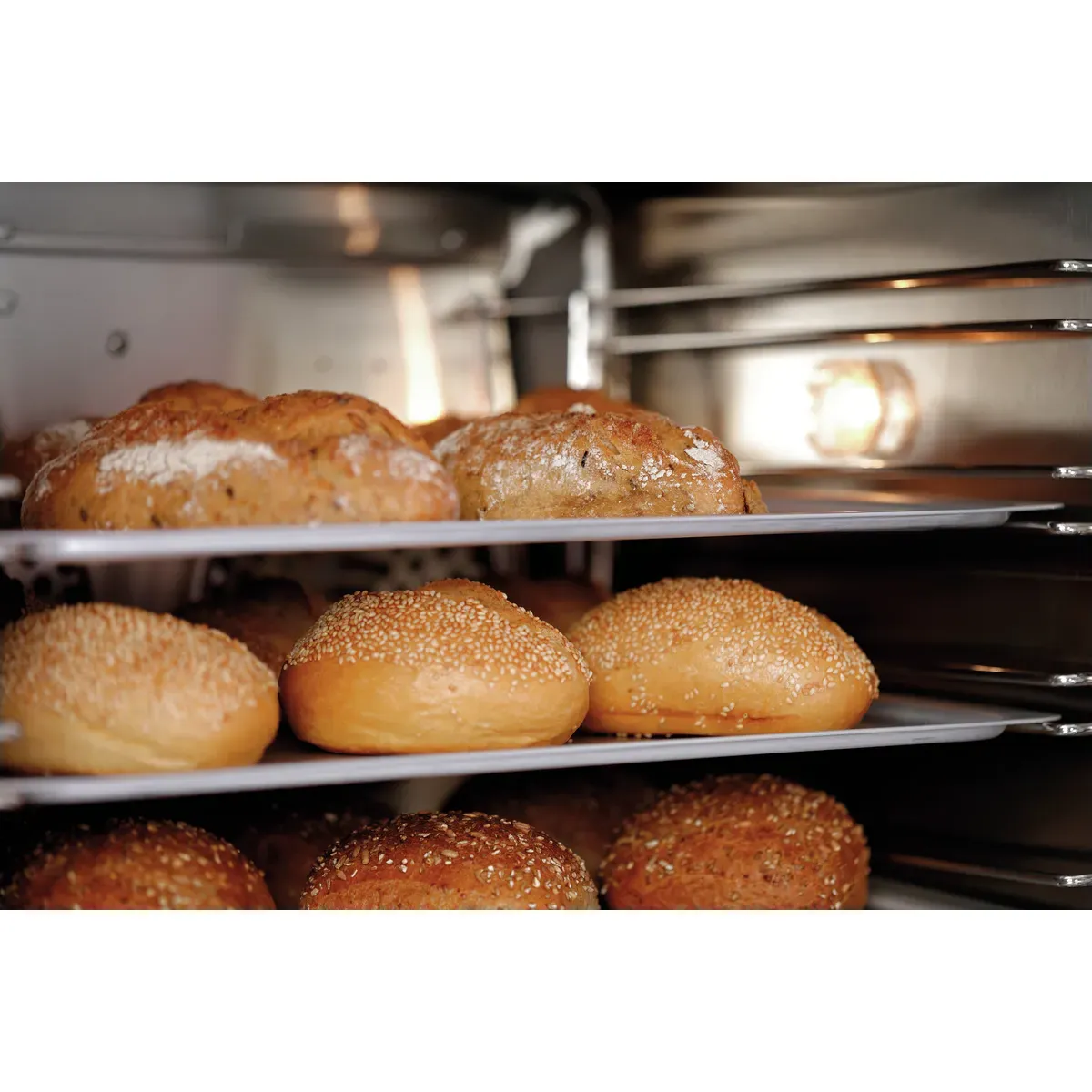 Bartscher 120879 Heißluftofen AT90-ST Nahansicht innen, mit Brötchen