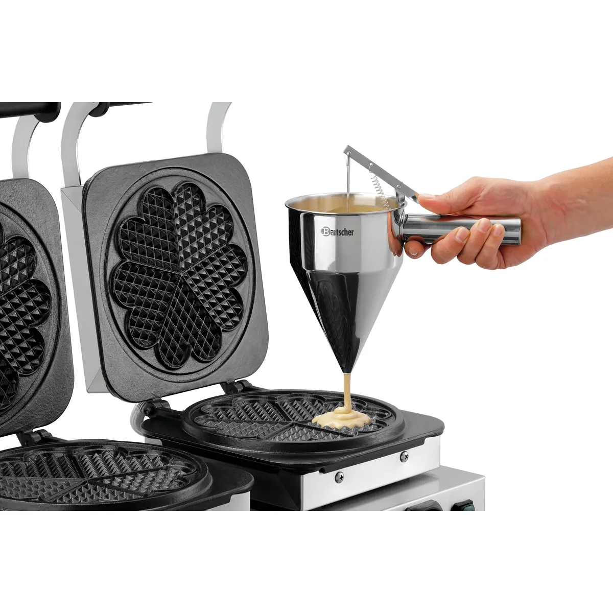 Bartscher 370198 Waffeleisen wo gerade Waffelteig eingefüllt wird