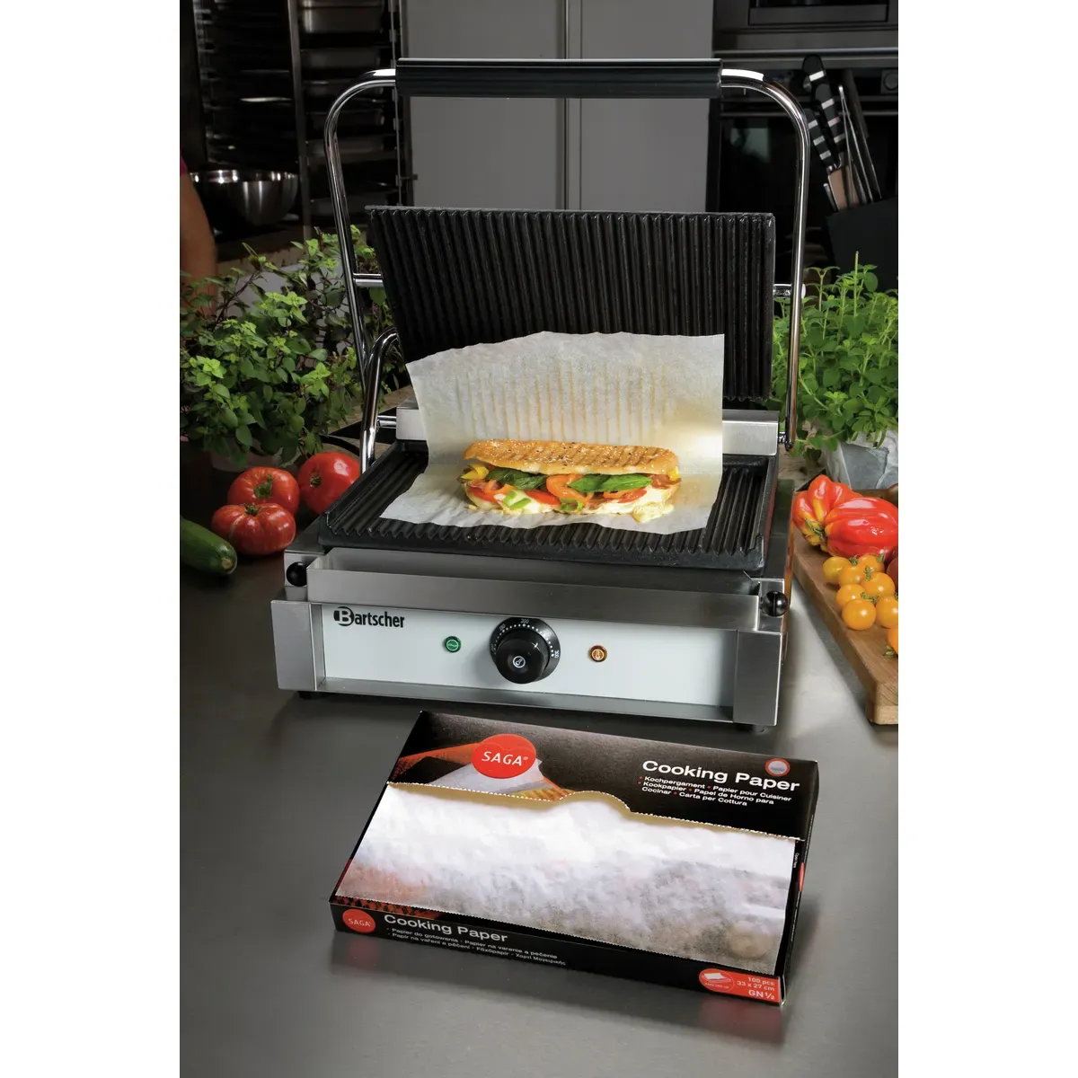 Bartscher 150678 Kochpergament 1/2 GN Ansicht in Benutzung, auf Kontaktgrill, mit Packung daneben, Grill, Sandwichmaker, Backpapier, Sandwich, Kante