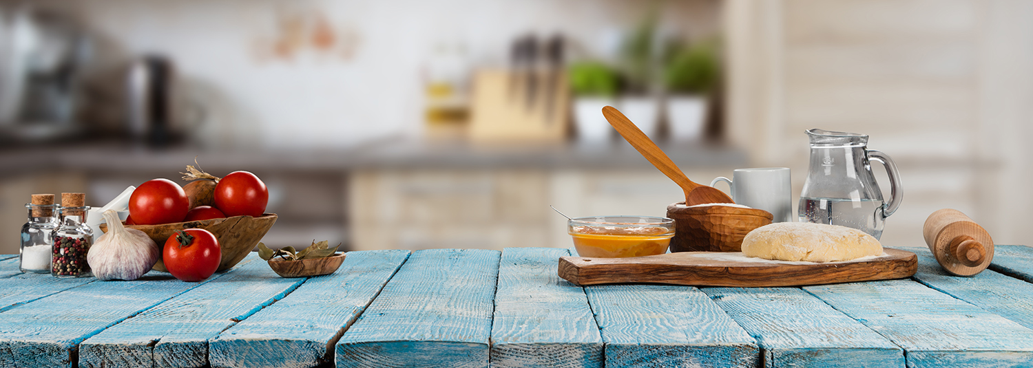 Tisch mit Tomatenschale und Brett Tisch mit Tomatenschale und Brett